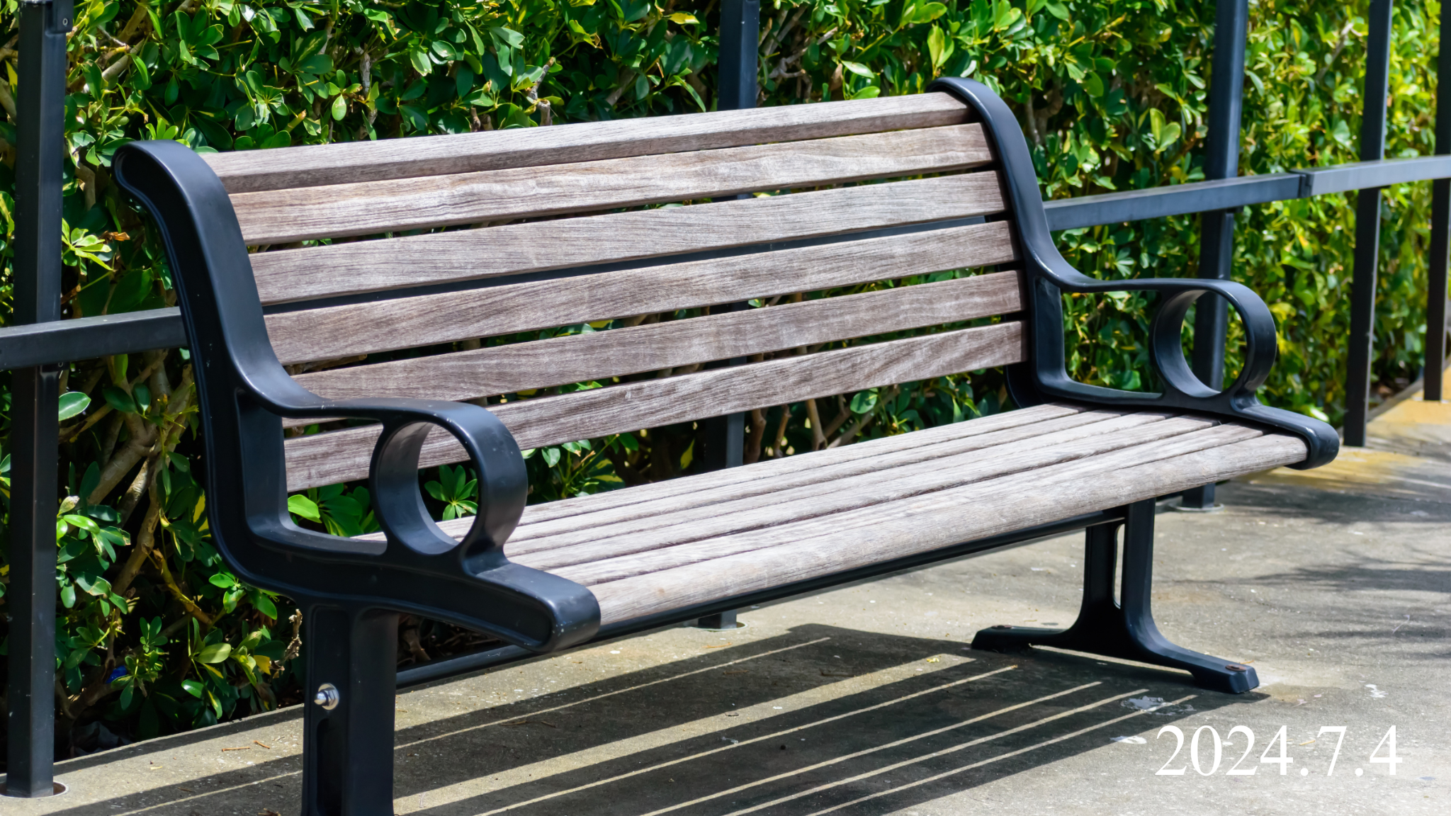 ベンチの写真。 2024年7月4日の日付表示あり。
