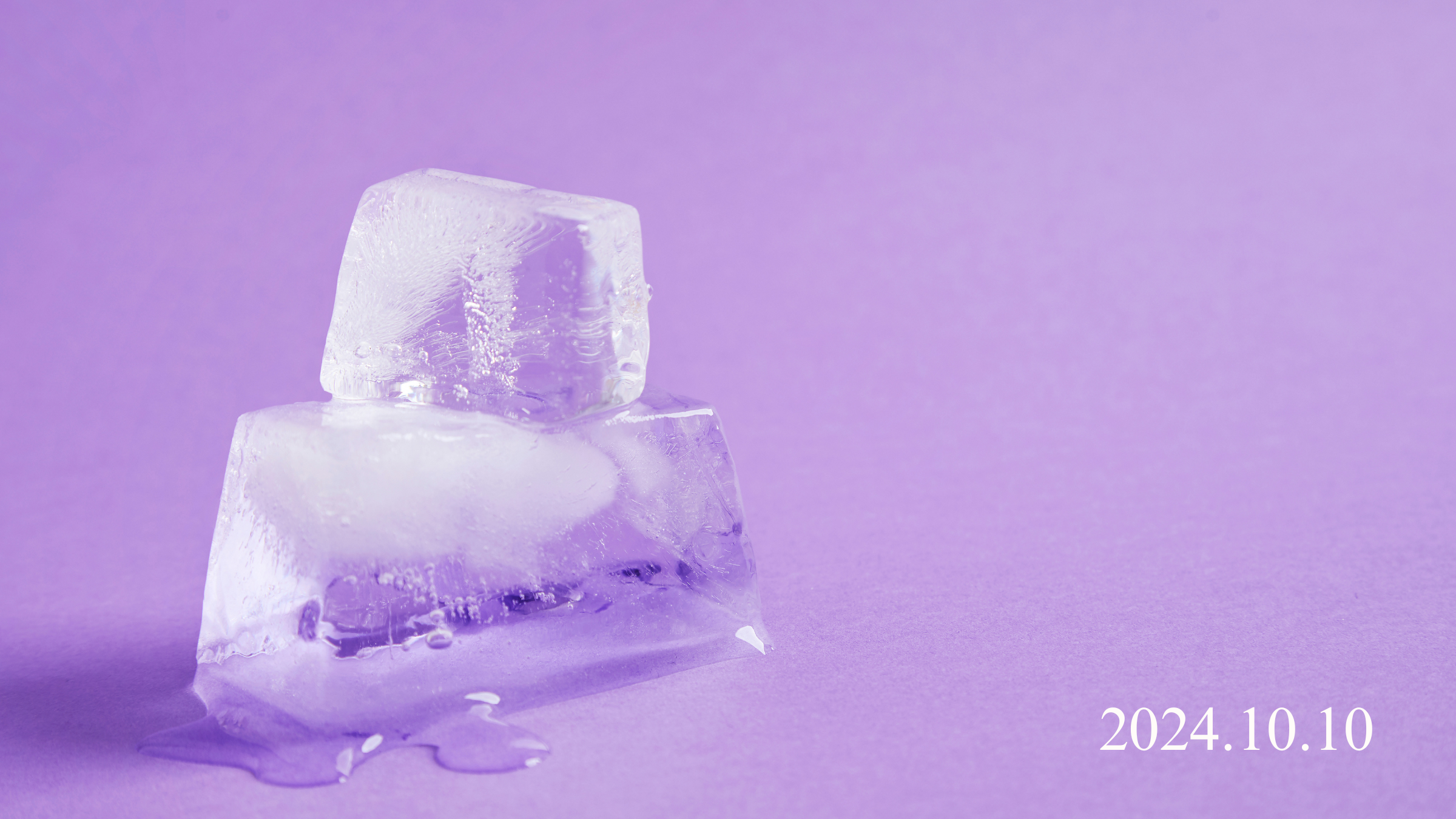 解けかかっている一口サイズの氷の写真。 2024年10月10日の日付表示あり。