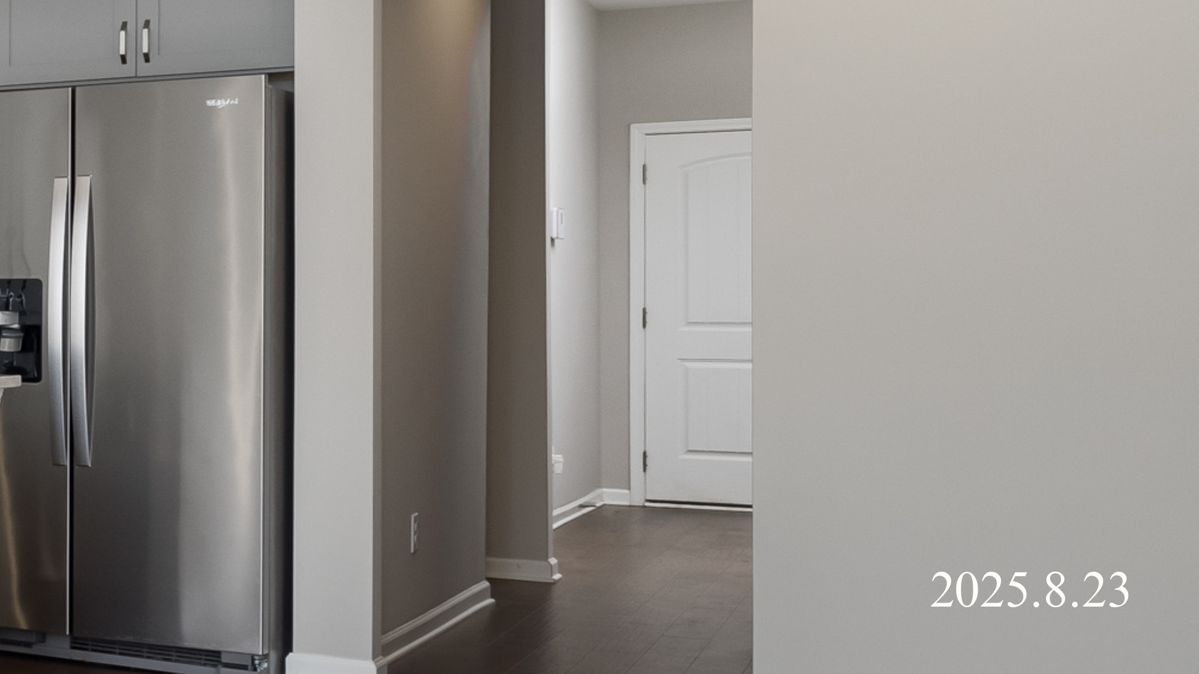 アパートの一室の玄関付近の写真。白い壁にはなにもない。